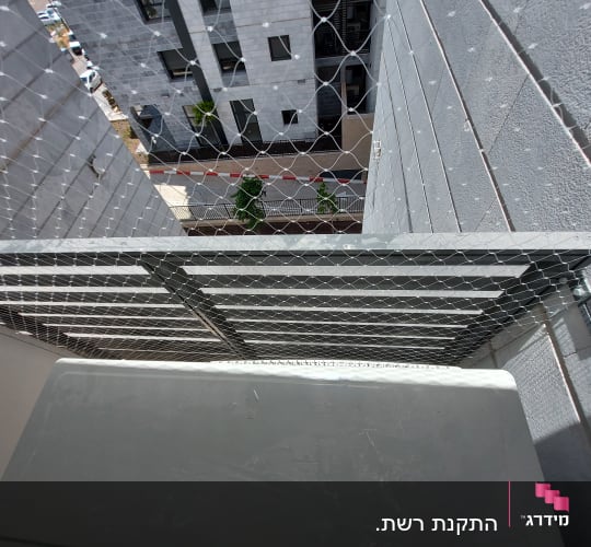 רשת מתכת מותקנת למניעת כניסת יונים